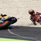 La ambición de Marc Márquez le llevó al suelo en la vuelta 16 del Gran Premio de Italia.
