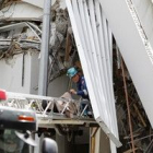 Equipos de salvamento trabajan en el rescate de personas atrapadas bajo un edificio.
