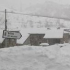 En el valle de Valdeón la nieve caída ha dejado un manto cercano al medio metro de espesor
