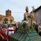La imagen de santo Toribio durante la procesión de ayer en Villaquejida. MEDINA