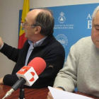 El alcalde Manuel Otero con los documentos del pago, ayer junto al portavoz municipal del PP.