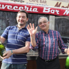 José Ángel Álvarez Ramos y su padre Orfecino, del bar Moderno de Columbrianos, celebrando el segundo y el quinto premio. L. DE LA MATA