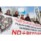 La plataforma se manifestó ayer por la mañana en Villaquilambre. FERNANDO OTERO PERANDONES
