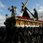 La Hermandad de Jesús Nazareno, durante la procesión del Entierro, en Ponferrada