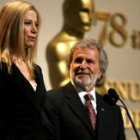 Mira Sorvino y el presidente de la Academia, Sid Ganis