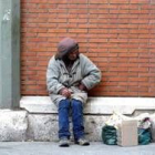 Un indigente descansa en una calle de Valladolid