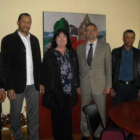 La alcaldesa de Villablino junto con el candidato a la presidencia de Cabo Verde y su equipo.