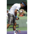 Federer estrella su raqueta contra el suelo tras fallar un golpe