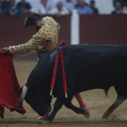 Morante se lució en todos los tercios con su segundo, al que también banderilleó, después de la espantada en su primero. JESÚS F. SALVADORES