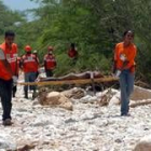 Los equipos de emergencia rescatan cadáveres de los cauces de las torrenteras, ahora secas