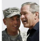 El general Petraeus conversando con Bush en una foto de archivo