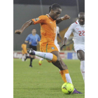 Rui Fernando, a la derecha, tratará hoy de que Drogba no marque ni haga peligro en el partido de cuartos de final de la Copa África que mide a ambos jugadores.
