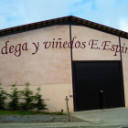 Eugenio Espinosa desarrolla su actividad en una bodega en el casco urbano de Grajal de Campos, que también espunto de venta.