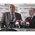 El presidente del Sepla-Iberia, Justo Peral (izquierda), y el del sindicato de los trabajadores de British Airways, John Moore.