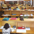 Alumnos estudiando en la biblioteca de la Facultad de Filosofía y Letras. DL