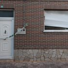 Fachada de la vivienda donde se produjo el incendio ayer por la tarde. JESÚS F. SALVADORES