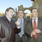 Las dos profesoras y los dieciocho niños, delante del actual centro escolar de Villamuñío