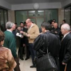 Los vecinos demandantes, concentrados a las puertas del juzgado número uno, que ha visto el caso