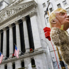Un muñeco caricaturesco alusivo a Trump, durante una protesta contra la reforma fiscal. JUSTIN LANE