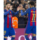 Messi y Neymar celebran el segundo gol del Barcelona ante el Valencia. MARTA PÉREZ