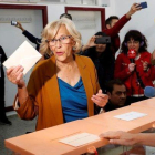 Manuela Carmena vota en el IES Conde de Orgaz de Madrid.