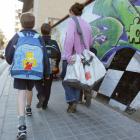 Unos niños entran en una escuela.