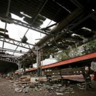 Usarios del servicio de tren de Bombay pasean por una de las estaciones afectadas por los atentados