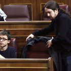 Íñigo Errejón y Pablo Iglesias en sus escaños del Congreso. EMILIO NARANJO