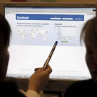 El sacerdote utilizaba las redes sociales para comunicarse con la menor.