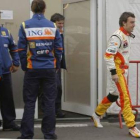 Alonso sale del box de Renault en uno de los entrenos de pretemporada