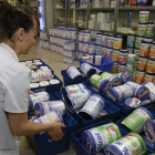 Una farmacéutica retira cajas de leche infantil en Anglet, suroeste de Francia.
