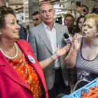 La alcaldesa de Valencia, Rita Barberá, es increpada en un mercado de su ciudad el pasado día 15, en un acto de campaña.