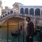 Carlos Huerta posa ante uno de los puentes de Venecia durante su viaje.