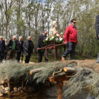 El relicario de san Jorge salva las aguas y llega a la ermita para rodearla tres veces junto a la Virgen y el pendón