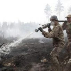 Bomberos y voluntarios tratan de extinguir el incendio en un bosque cercano a Moscú.