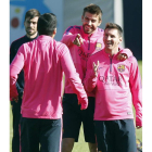 Piqué, junto a Messi y Suárez, de espalda, en el entrenamiento.