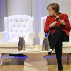 Merkel mira al asiento vacío de Obama antes de una reunión informal celebrada en La Haya.