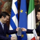 Matteo Renzi regalando una corbata a Alexis Tsipras este martes en Roma.