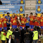 La selección española celebra la victoria en el trofeo Domingo Bárcenas celebrado en Oviedo.