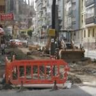 Vista del alfaltado de la calle y del tránsito de peatones