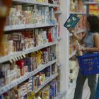 Una mujer compra en uno de los supermercados de León
