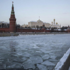 El río Moscova, cubierto de hielo, junto al Kremlin, este sábado.