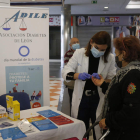 Adile hizo ayer mediciones de glucosa en el centro comercial León Plaza. FERNANDO OTERO