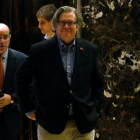 Bannon sale de las oficinas de Trump en la Trump Tower, en Nueva York, el 11 de noviembre.