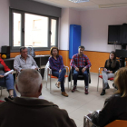 Cuidadores en un taller de terapia de grupo en la Asociación del Alzhéimer de León. DL