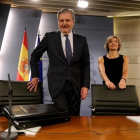 El ministro portavoz, Íñigo Mendez de Vigo, y la ministra de Agricultura, Isabel Tejerina, en la rueda de prensa posterior al Consejo de Ministros.