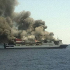 El buque incendiado, en la imagen tomada por uno de los pasajeros evacuados.