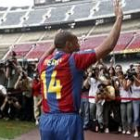 El delantero francés Thierry Henry saluda al público presente en el Camp Nou durante su presentación