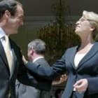 Michele Alliot-Marie, ministra francesa de Defensa, recibe a Bono