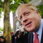 El exministro de Exteriores británico y candidato a liderar el Partido Conservador, Boris Johnson, sale de su casa de Londres este miércoles.